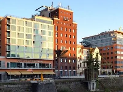 Courtyard Hafen 4*