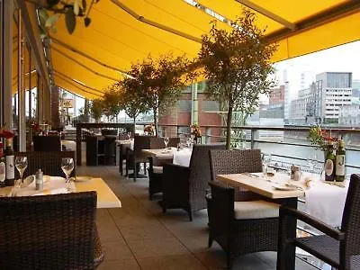 Courtyard Hafen 4*